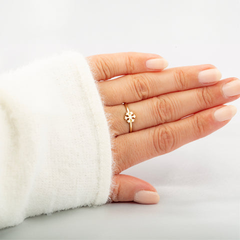 14K Solid Gold Snowflake Ring - Winter's Elegance in Fine Jewelry