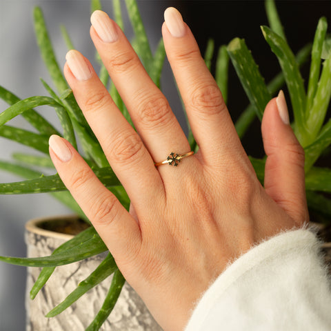 14K Solid Gold Snowflake Ring - Winter's Elegance in Fine Jewelry