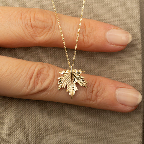 14K Solid Gold Autumn Leaf Necklace - Nature-Inspired Elegance