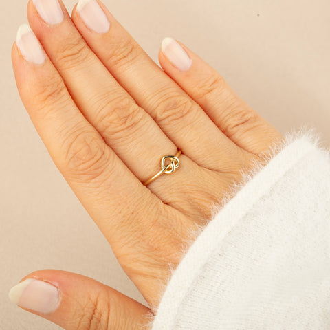 14K Gold Twisted Heart Knot Ring - A Blend of Love and Elegance