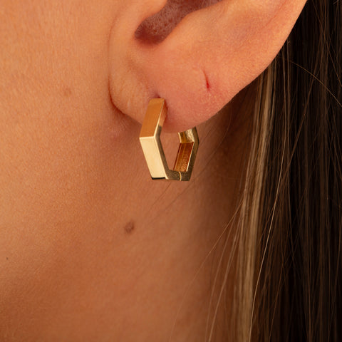 14K Gold Pentagon Huggie Earrings - Geometric Elegance